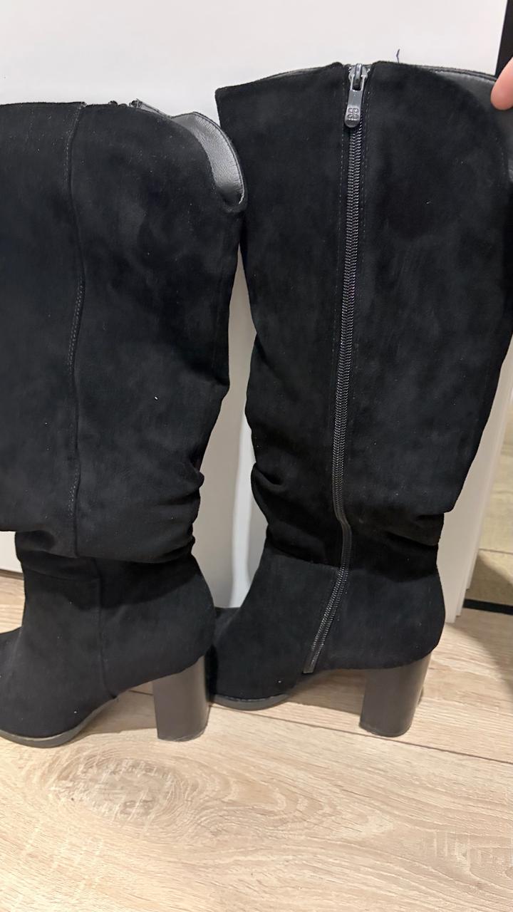 Ideal Shoes Женские черные сапоги на каблуке