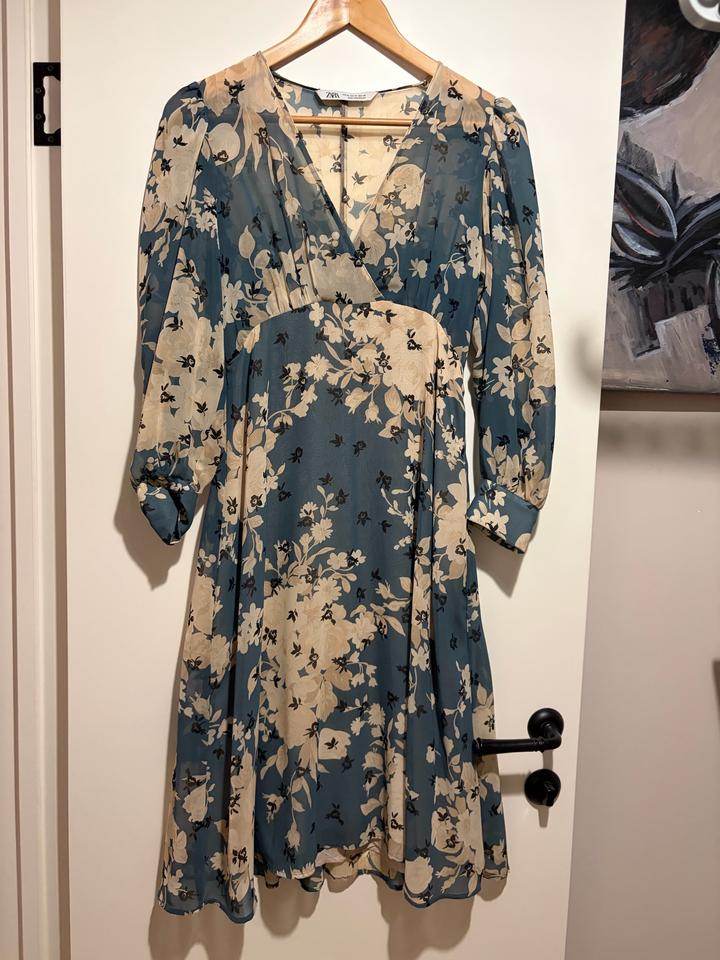 Платье Zara с цветочным принтом