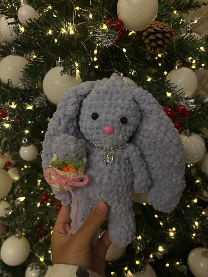 Вязаная игрушка зайчик