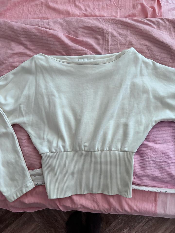 Белая кофта Zara с открытыми плечиками🤍