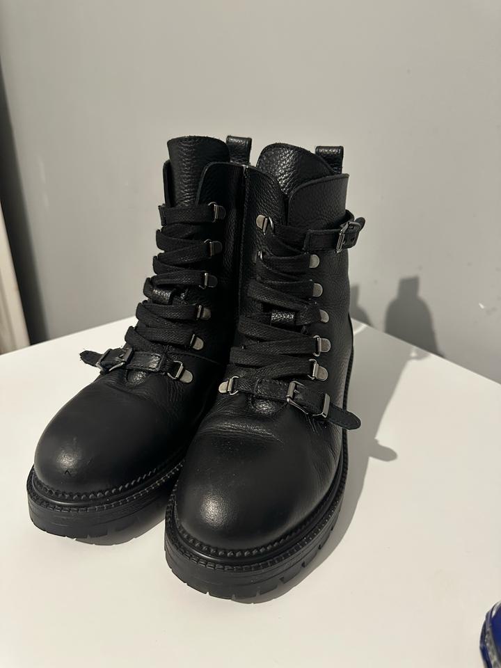 Женские кожаные ботинки на шнуровке Perfect Pairs