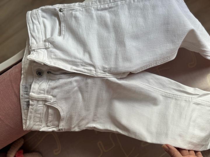 Белые джинсы ZARA
