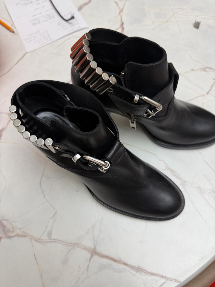 Alexander McQueen Ботильоны с металлическим декором
