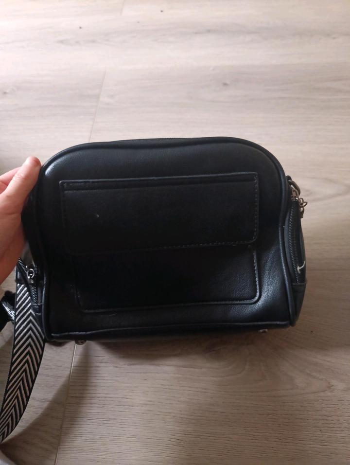 Продам сумку . состояниие хорошее .много карманов