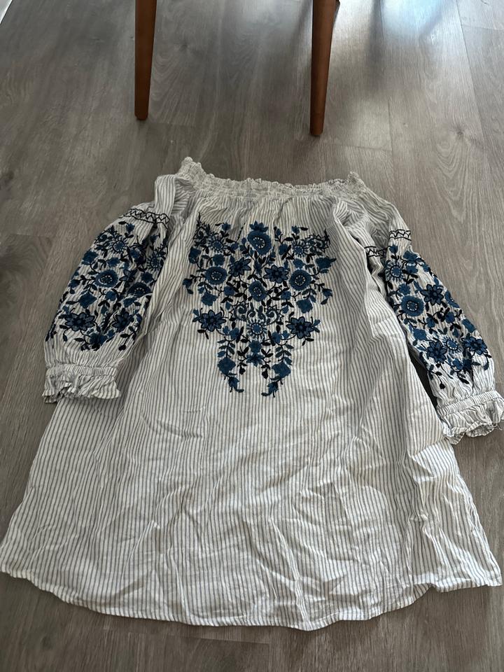 Платье ZARA с вышивкой и открытыми плечами