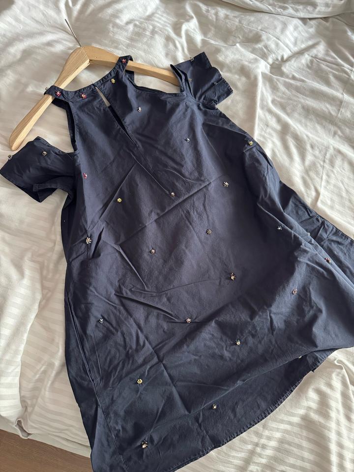 Платье Zara с открытыми плечами и декором