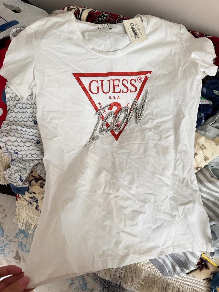 Футболка GUESS