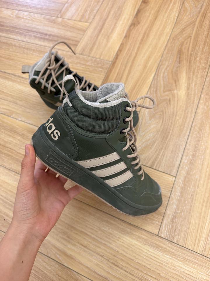 Спортивные ботинки adidas