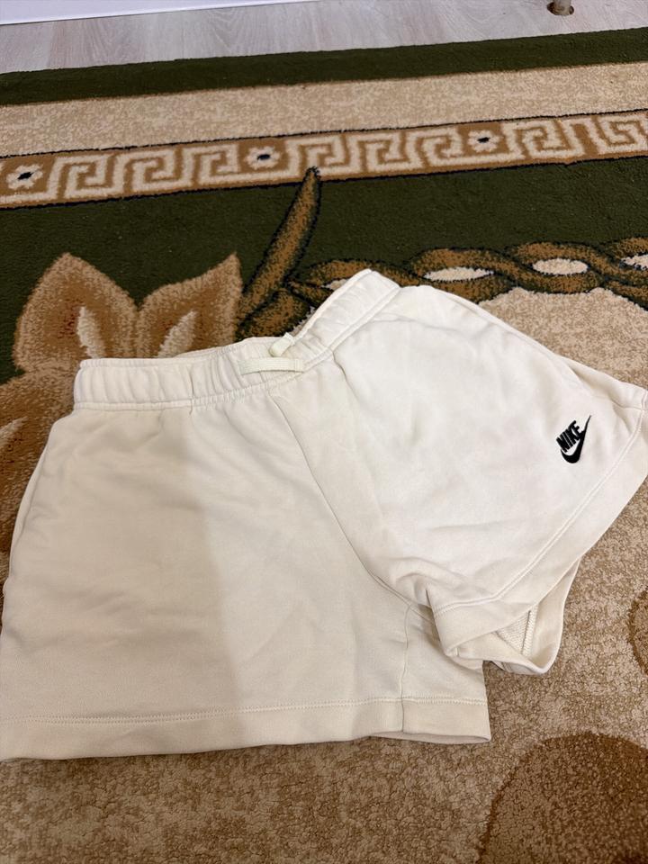 Спортивные шорты Nike