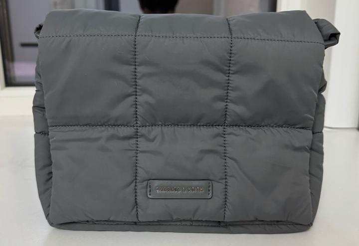 Сумка от бренда Charles & Keith