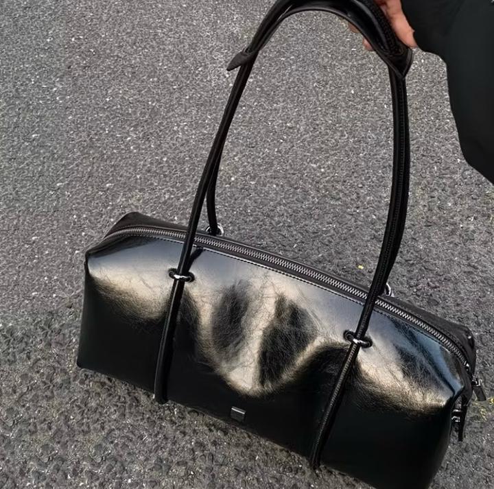 Сумка багет лаковая
