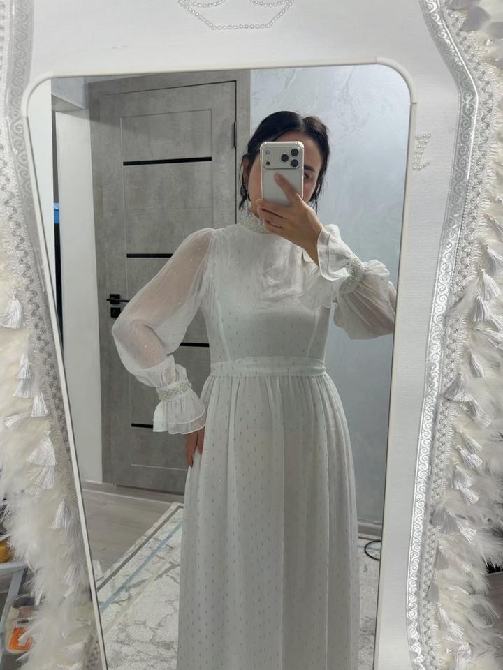 Платье с декором из жемчуга