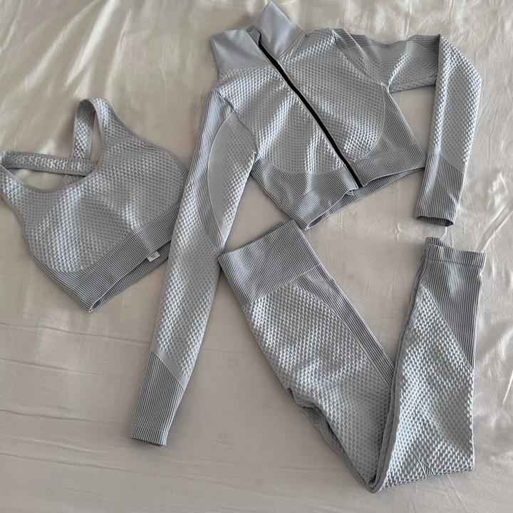 Спортивный костюм из трех предметов