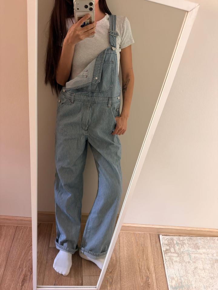 Джинсовый комбинезон UNIQLO в полоску