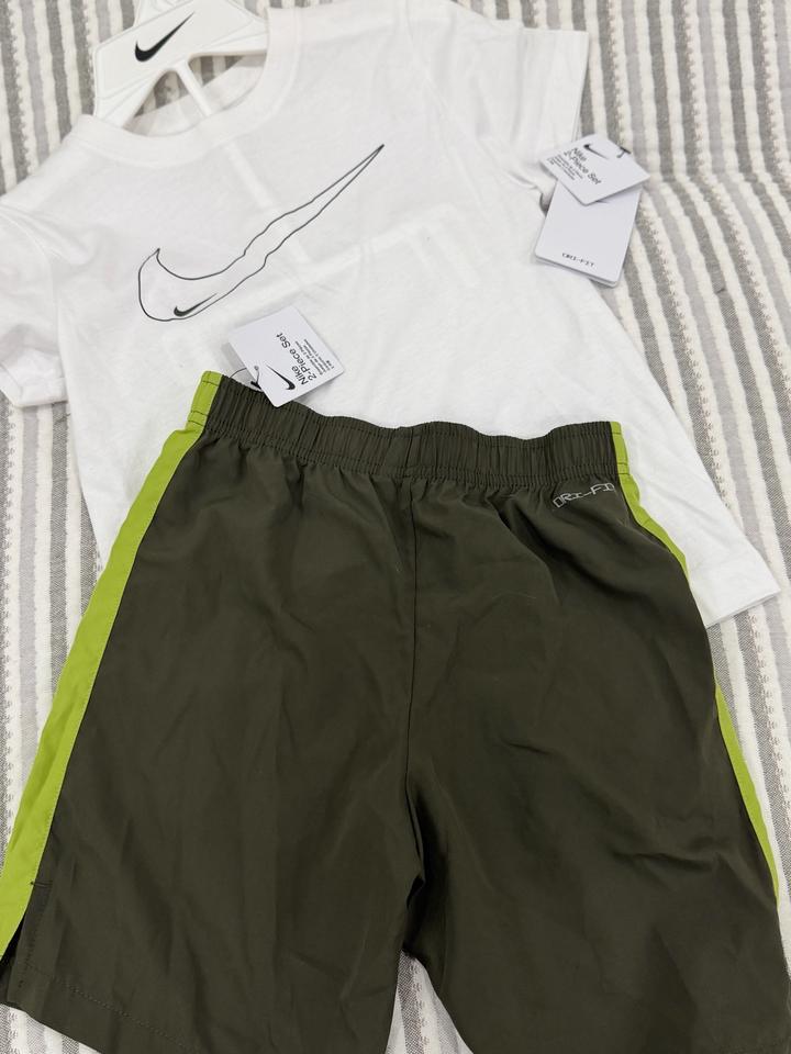 Nike комплект из футболки и шорт