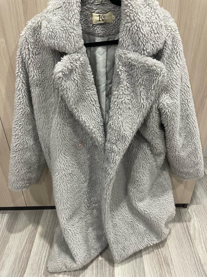 Пальто из искусственного меха серое