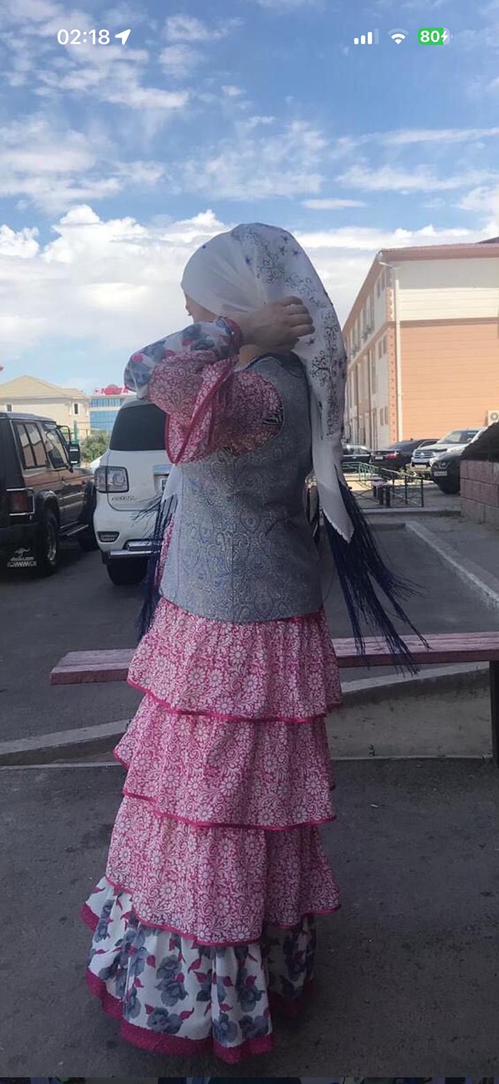 Платье с ярусной юбкой и жилеткой