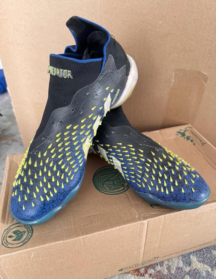 Футбольные бутсы adidas Predator