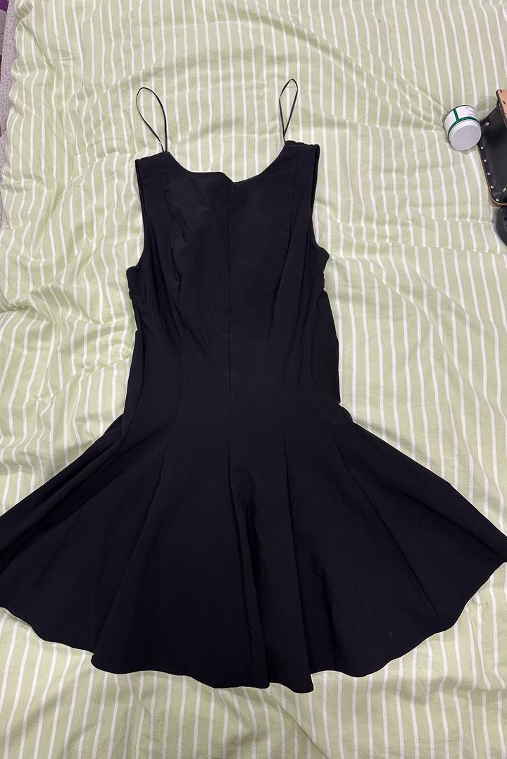 Черное платье Bershka