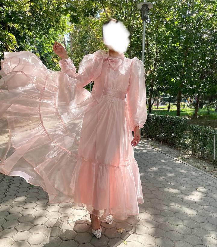Платье с пышными рукавами и воланами