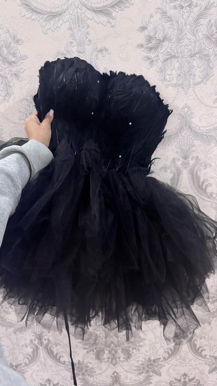 Корсетное платье с перьями