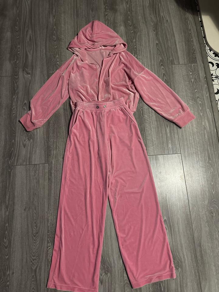 Велюровый спортивный костюм