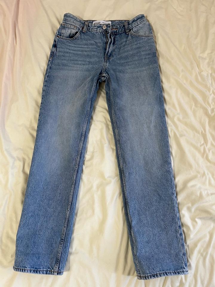 Светлые джинсы Bershka