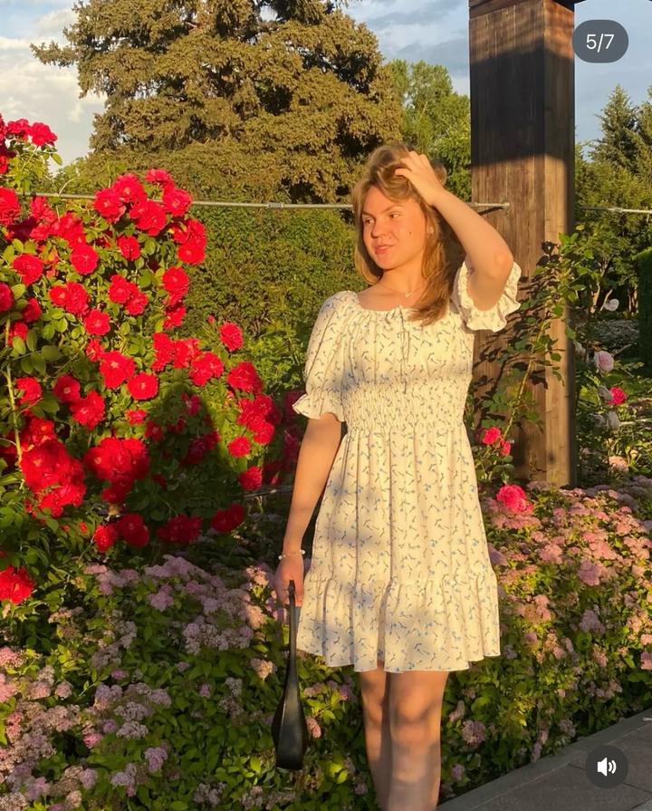 Летнее платье с цветочным принтом