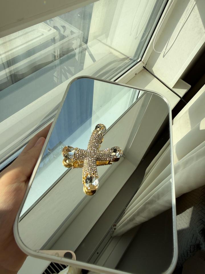 Брошь со стразами