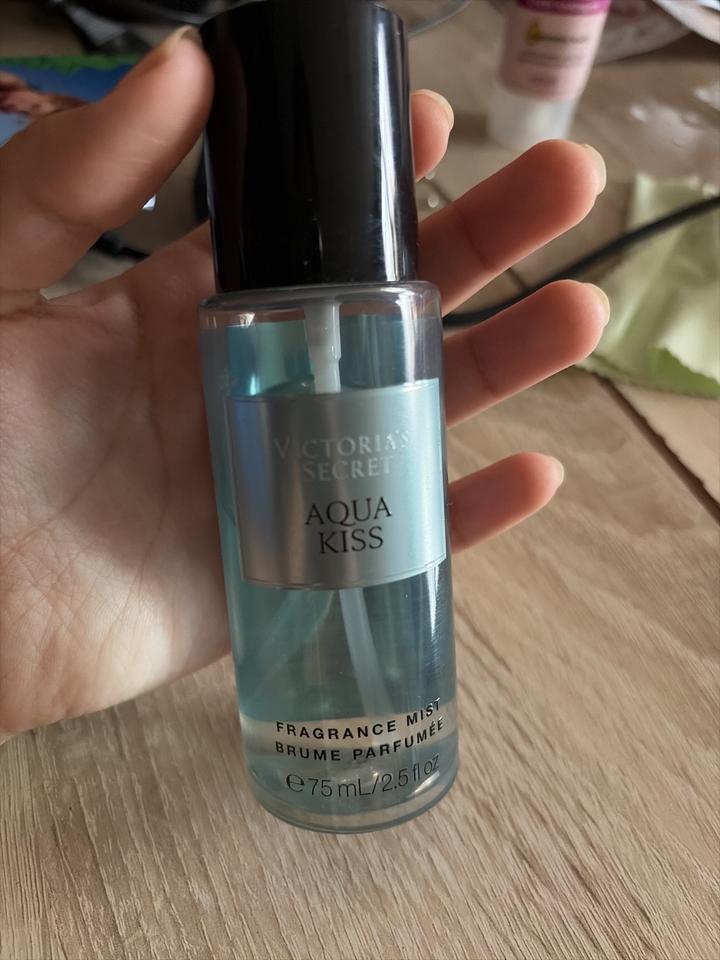 Victoria's Secret Aqua Kiss fragrance mist