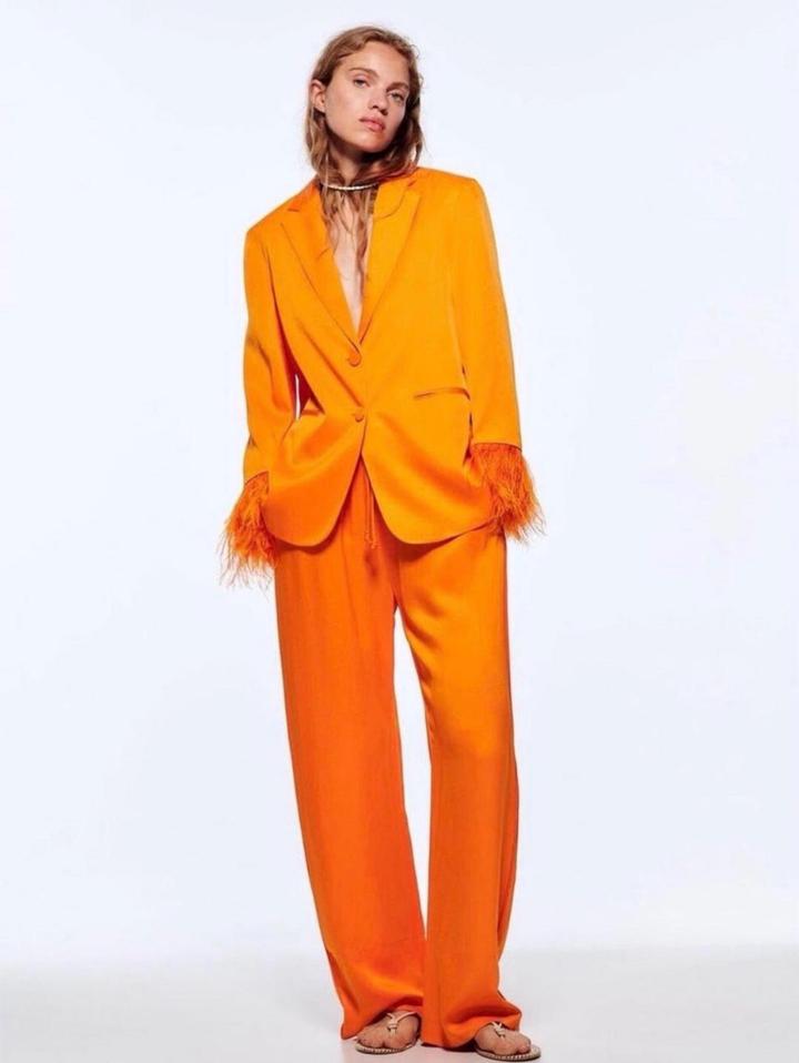 Женский костюм ZARA с перьями