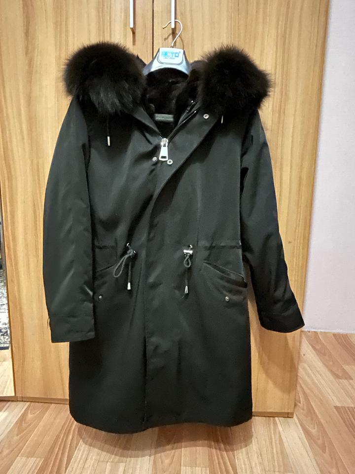Женская парка с меховым капюшоном