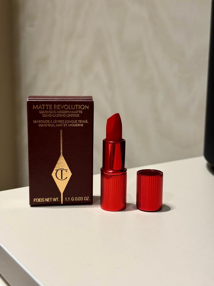 Помада Charlotte Tilbury Matte Revolution Hollywood Vixen