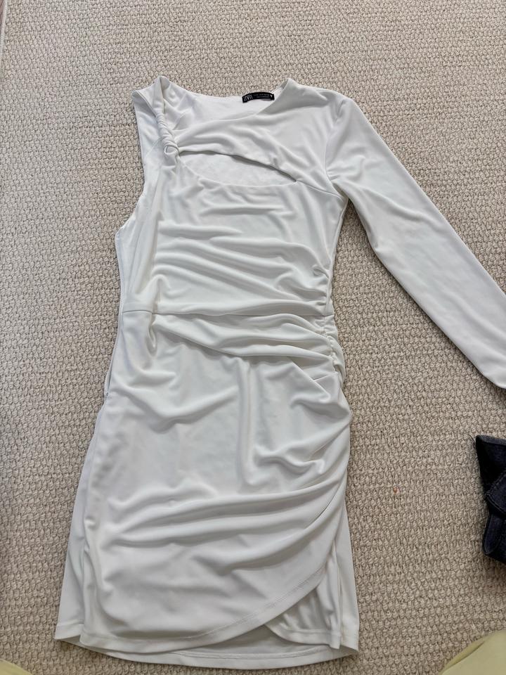 Платье ZARA с вырезом