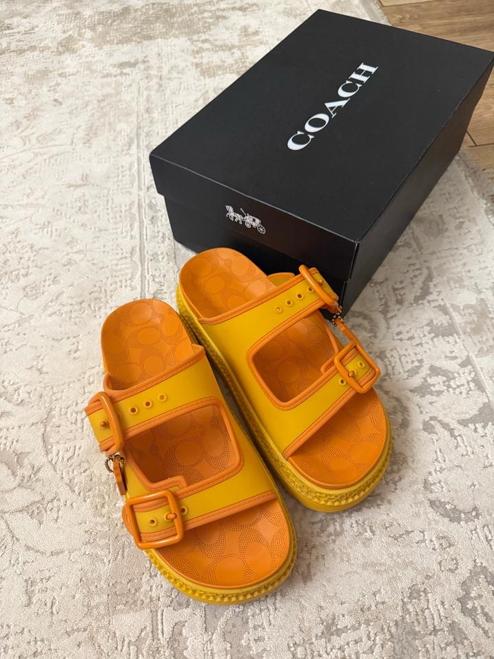 Женские шлепанцы COACH