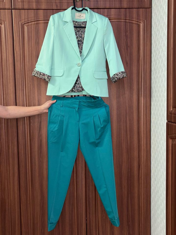 Женский мятный жакет и бирюзовые классические брюки