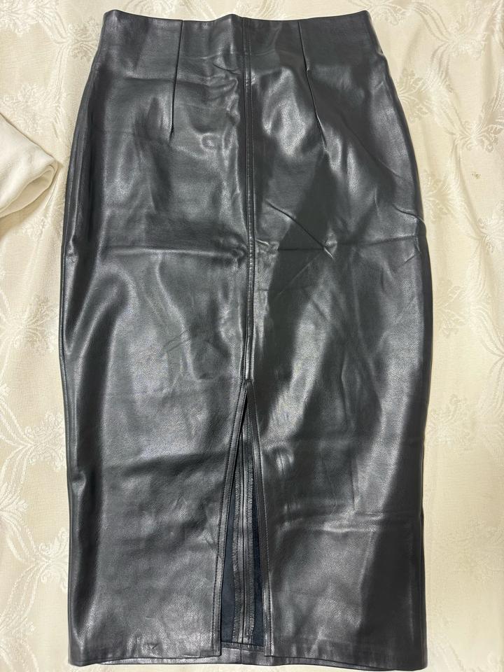 Юбка Zara из экокожи миди с разрезом