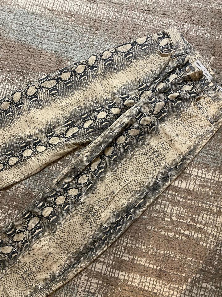 Bershka джинсы с принтом под змеиную кожу