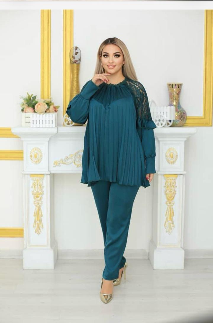Женский костюм с плиссированной блузой и брюками
