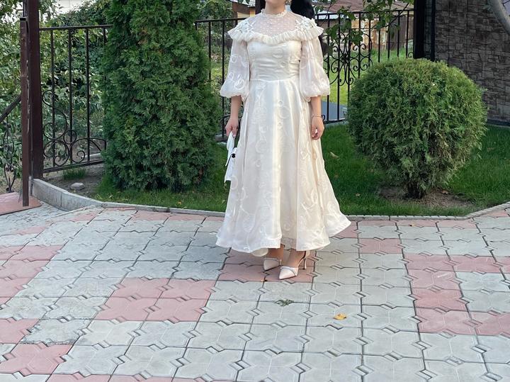 Платье миди с пышными рукавами
