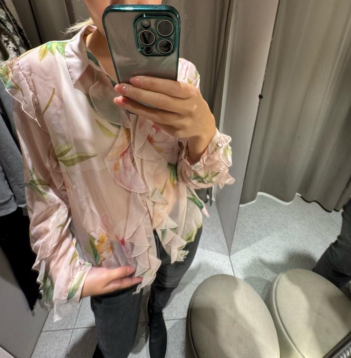 Zara Блузка с цветочным принтом и рюшами