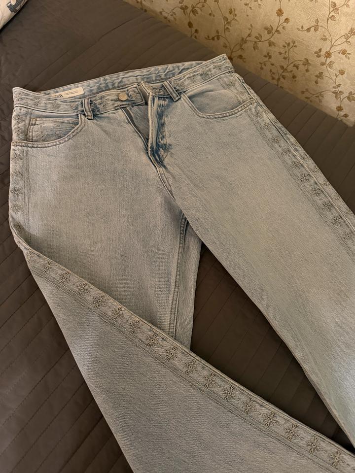 Джинсы ZARA с вышивкой