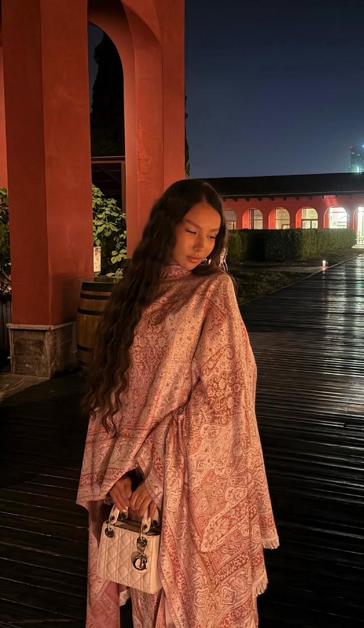 Абайя с камнями