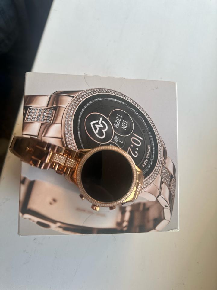 Умные часы Michael Kors