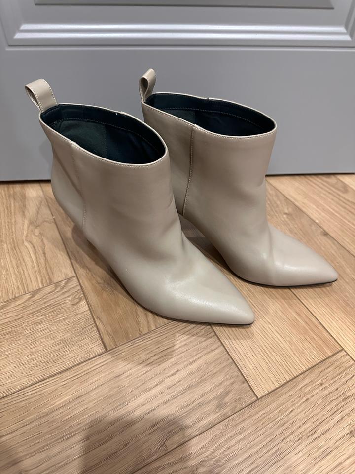 Charles & Keith Бежевые ботильоны на каблуке