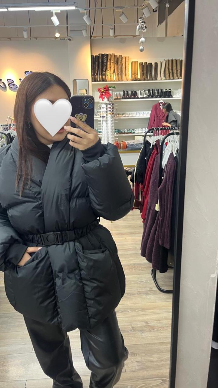 Женский черный пуховик с поясом