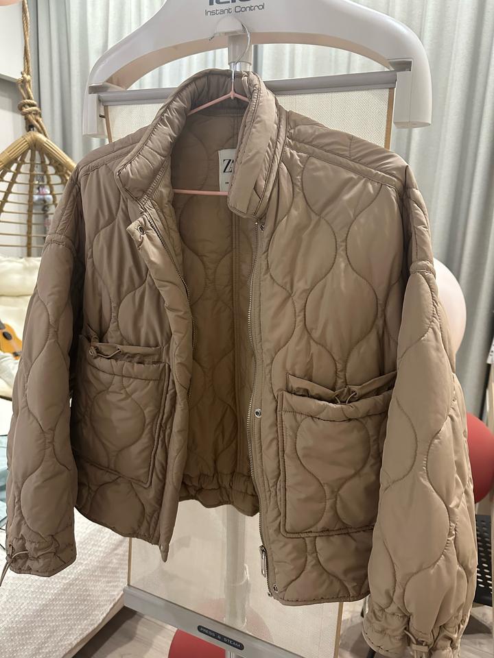 Куртка ZARA стеганая бежевого цвета