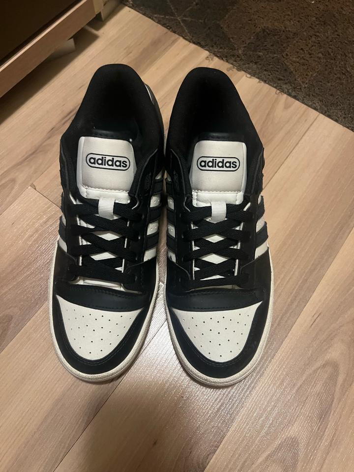 Кроссовки adidas