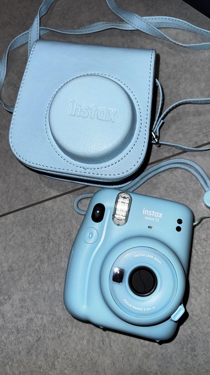Фотоаппарат instax mini 11 с чехлом