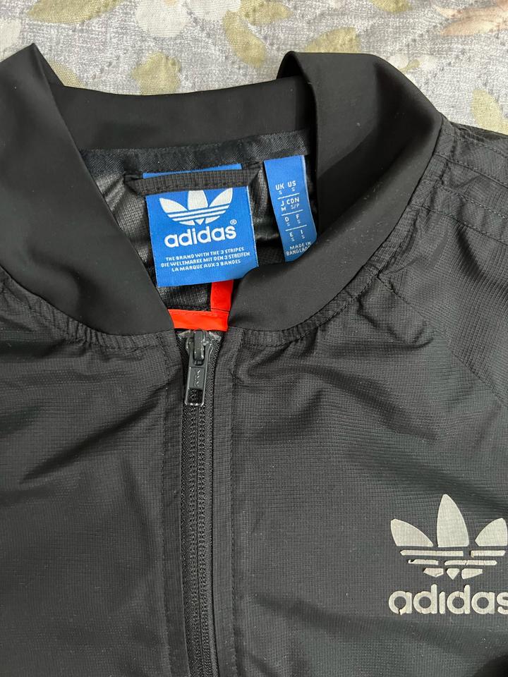 Кропнутая ветровка adidas